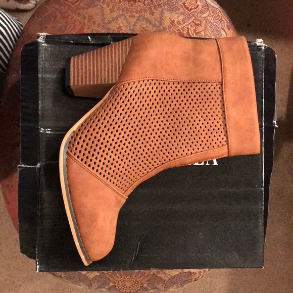 Tan ankle boot, new - Picture 2 of 5
